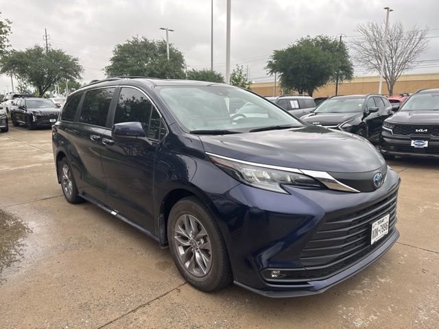 Used 2025 Toyota Sienna XLE w/ XLE Plus Package FWD image 10