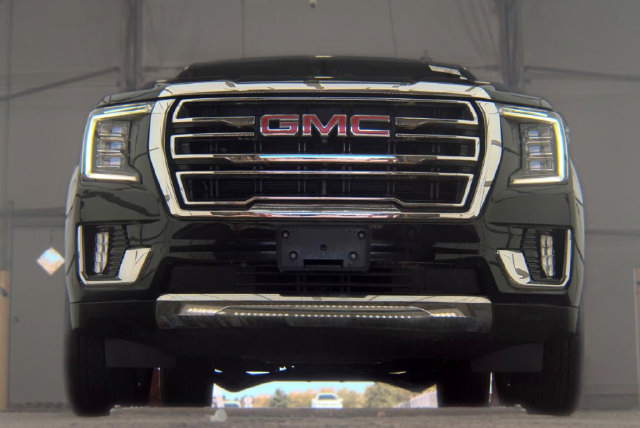 Used 2022 GMC Yukon SLT w/ SLT Premium Package AWD/4WD image 2