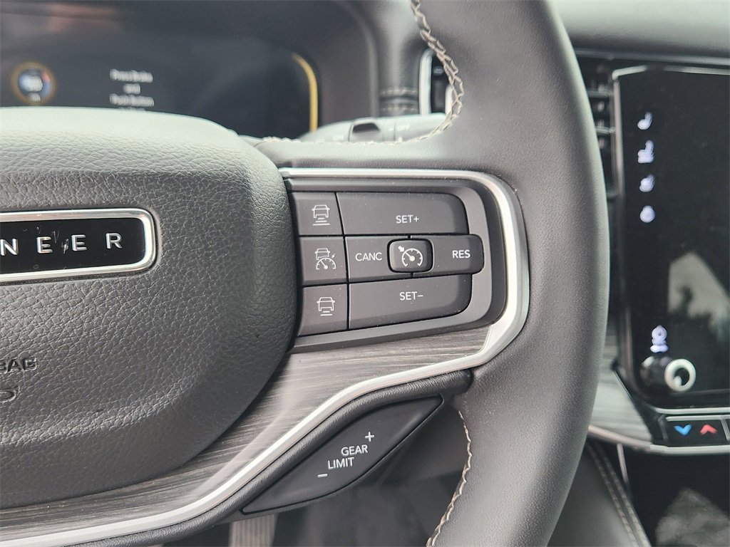 Used 2024 Jeep Wagoneer Series II w/ Flexible Seating Group image 18