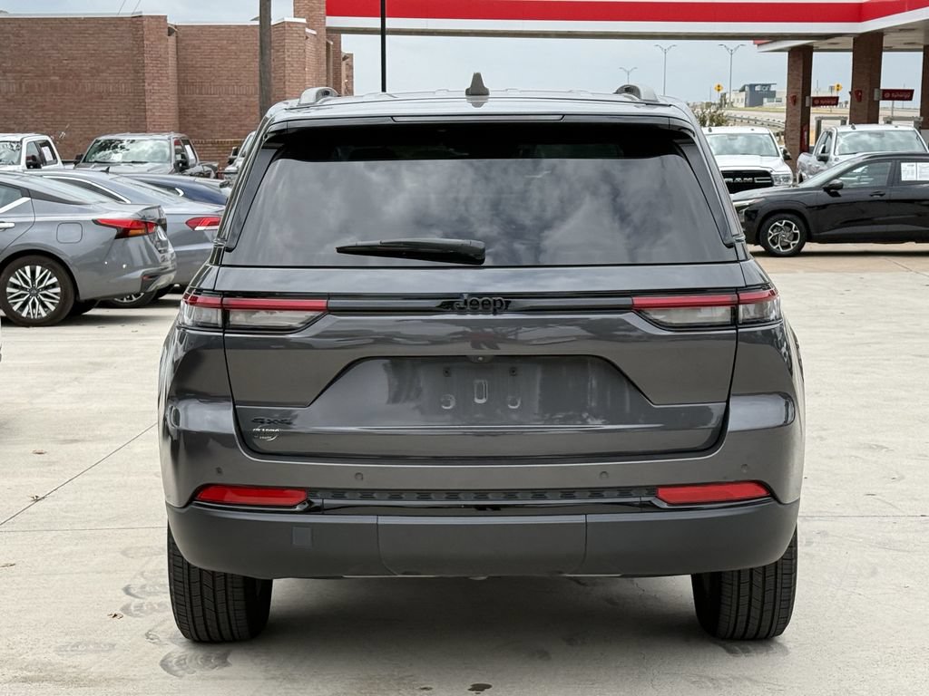 Used 2023 Jeep Grand Cherokee Altitude AWD/4WD image 5