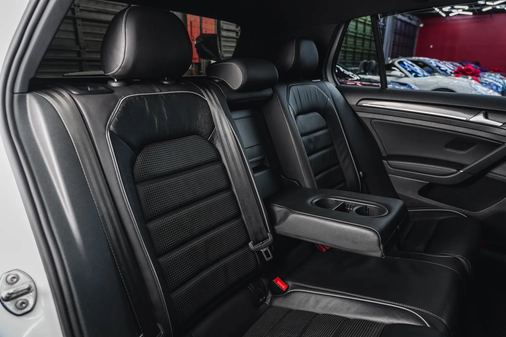 Used 2018 Volkswagen Golf R 4-Door image 50