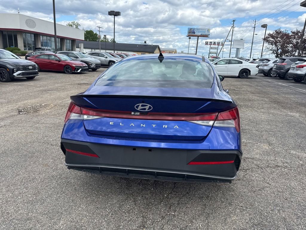 Used 2025 Hyundai Elantra Sport FWD image 4