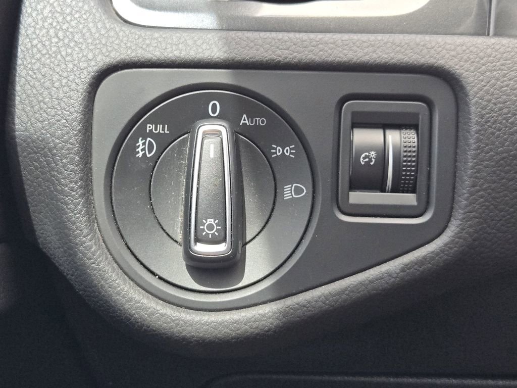 Used 2019 Volkswagen Golf SE image 23