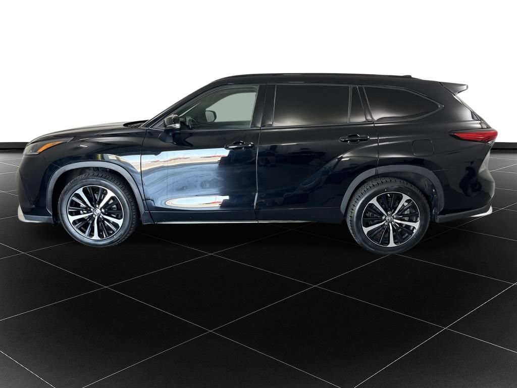 Used 2021 Toyota Highlander XSE AWD/4WD image 2