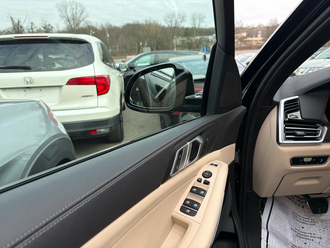 Used 2022 BMW X5 xDrive40i w/ M Sport Package AWD/4WD image 17