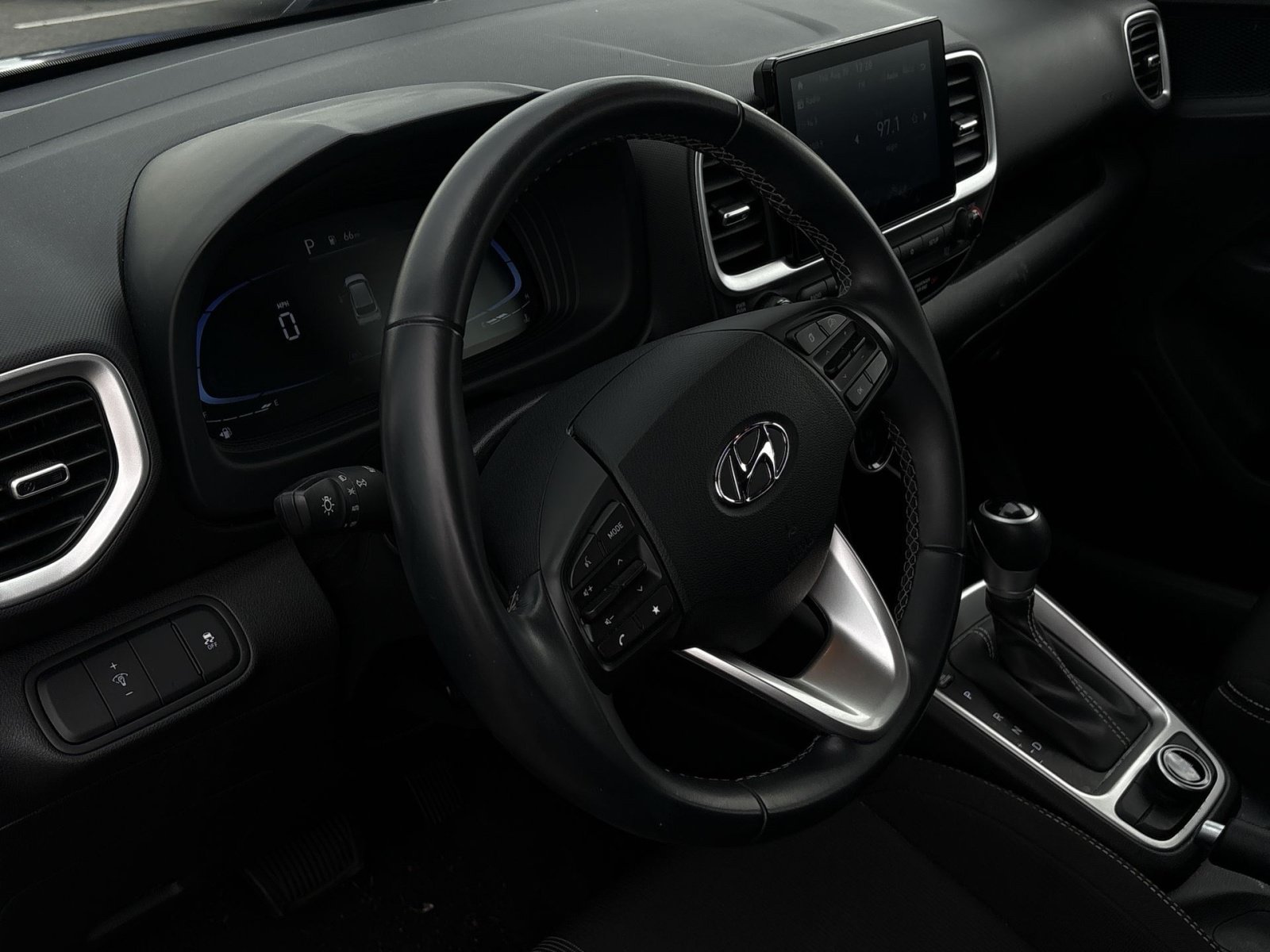 Certified 2025 Hyundai Venue SEL FWD image 13