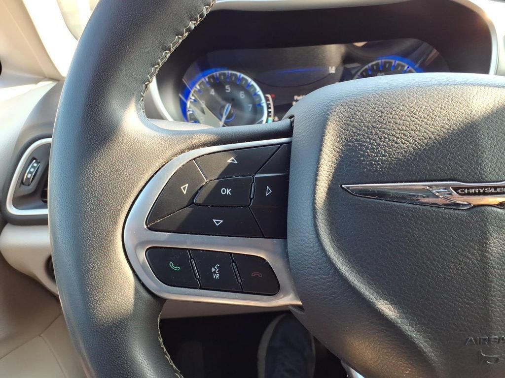 Used 2023 Chrysler Pacifica Touring-L FWD image 19