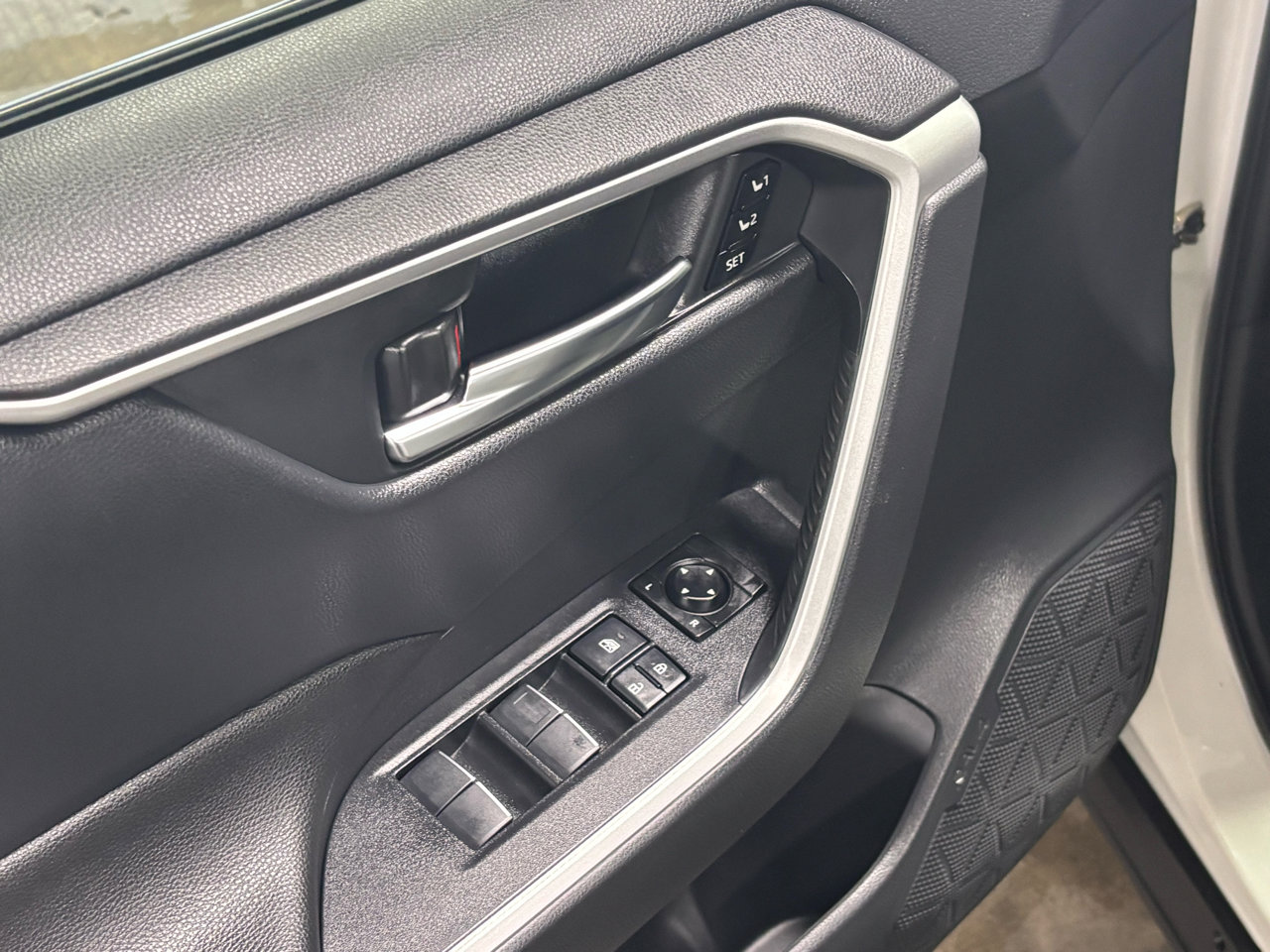 Used 2021 Toyota RAV4 XLE Premium image 19