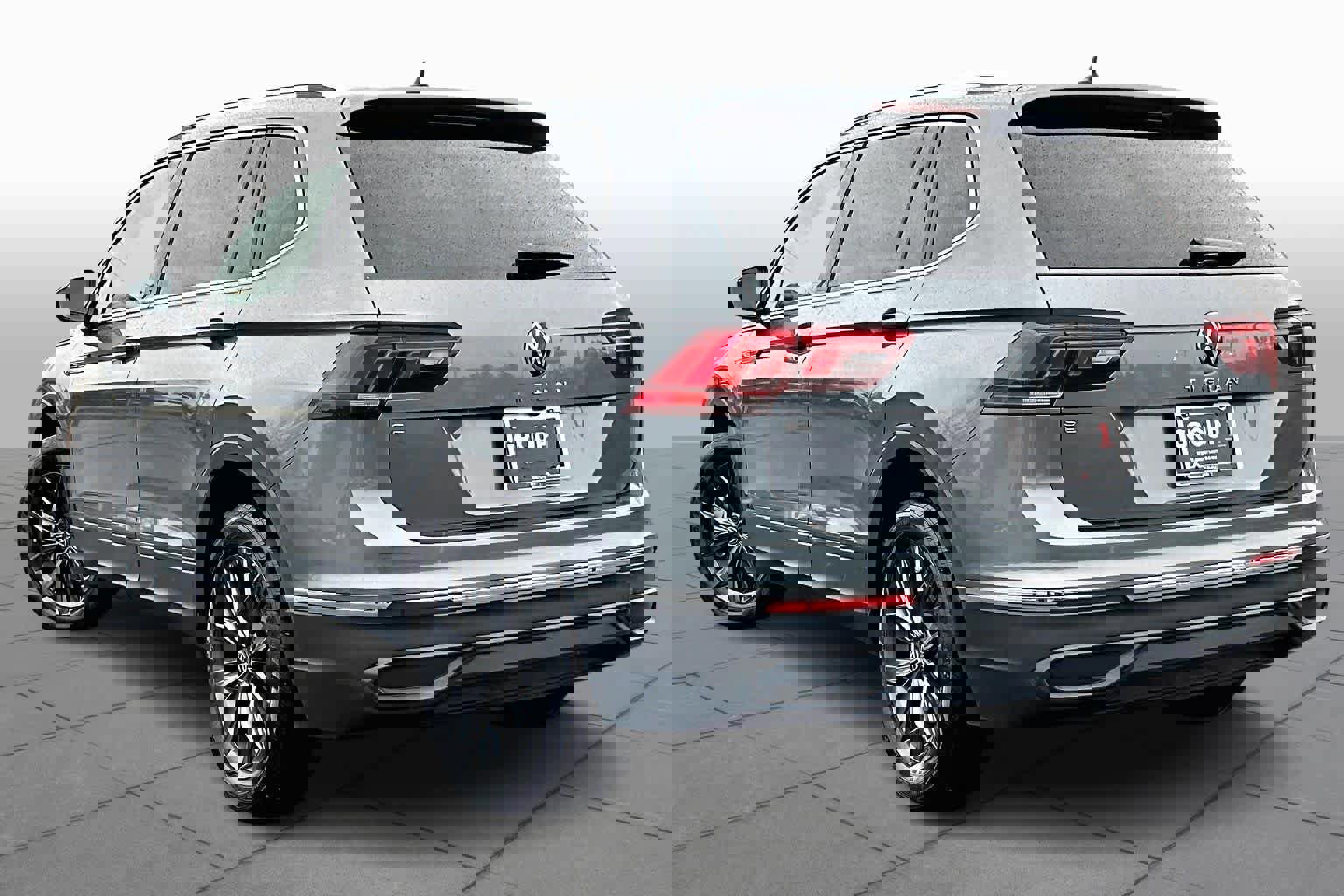 Used 2022 Volkswagen Tiguan SE w/ Panoramic Sunroof Package image 12