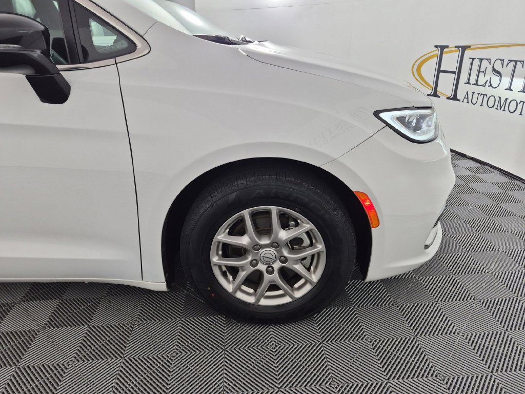 Used 2025 Chrysler Pacifica Select FWD image 11