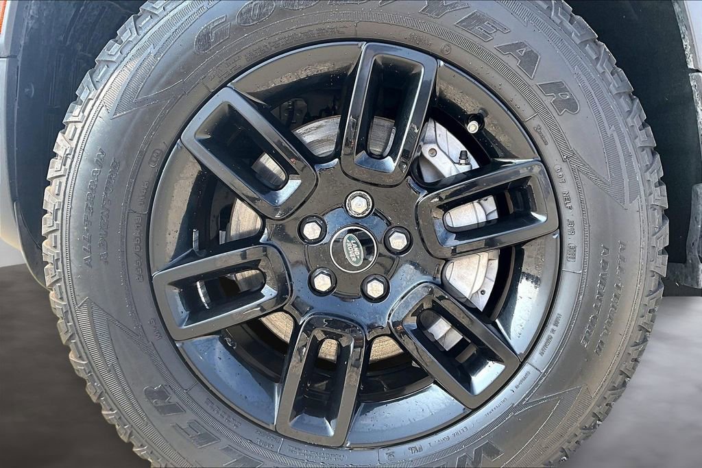 Used 2023 Land Rover Defender 130 SE image 8