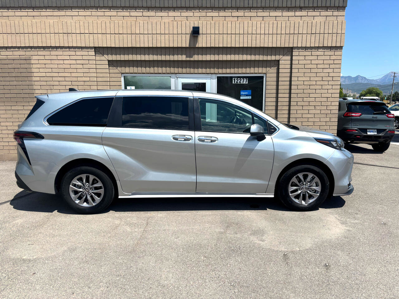 Used 2024 Toyota Sienna XLE image 2