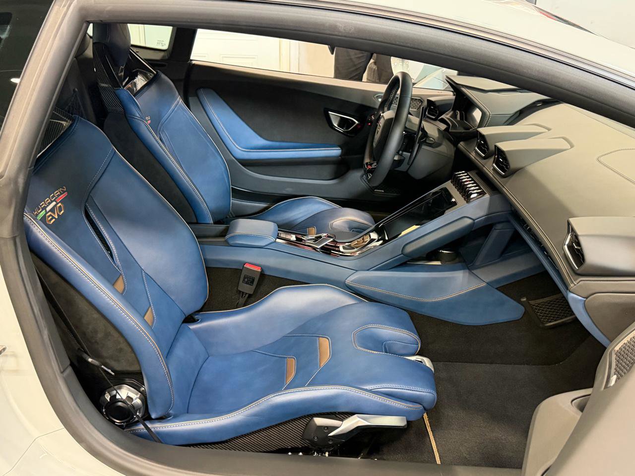 Used 2021 Lamborghini Huracan EVO image 24