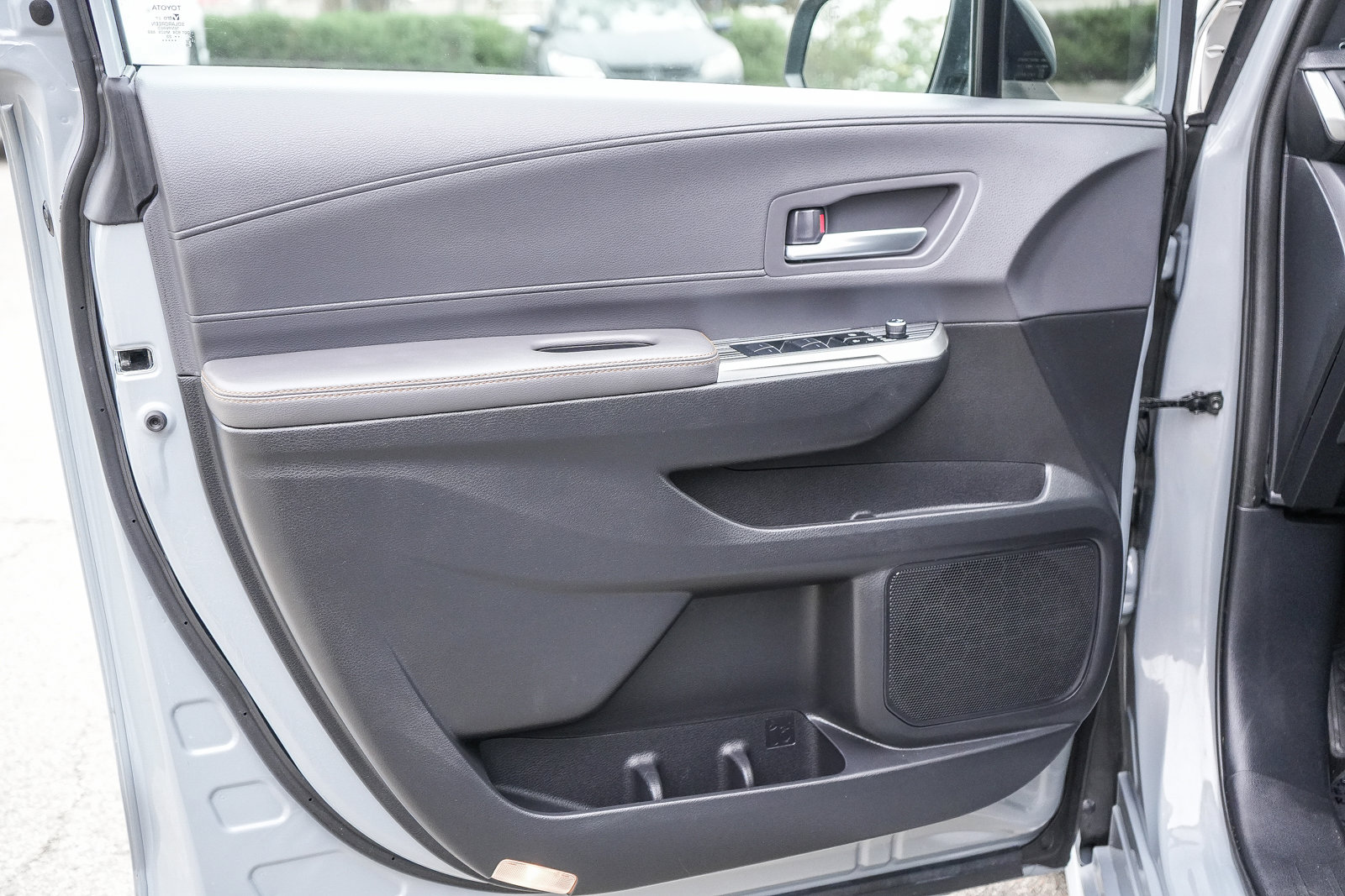 Used 2023 Toyota Sienna XLE Woodland Edition image 22