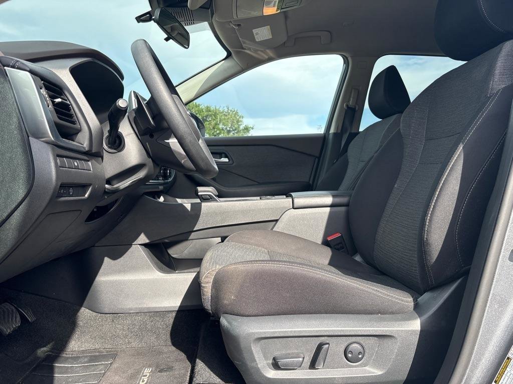 Used 2023 Nissan Rogue SV image 10
