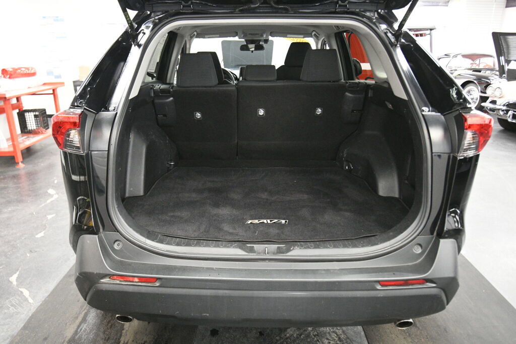 Used 2020 Toyota RAV4 LE w/ Carpet Mat Package image 22