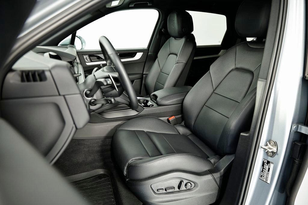 Certified 2025 Porsche Cayenne AWD/4WD image 5