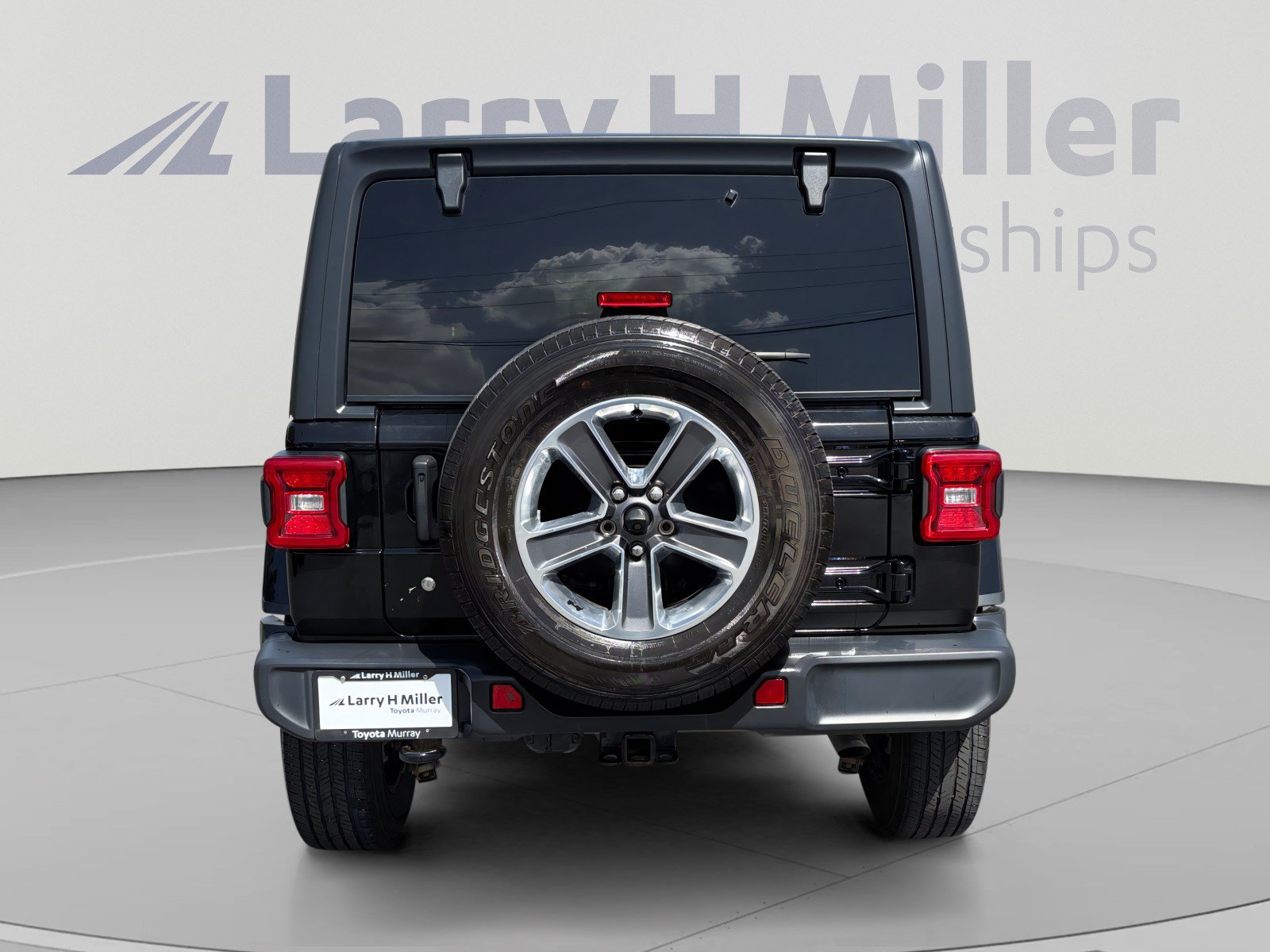 Used 2018 Jeep Wrangler Unlimited Sahara w/ Uconnect 4C Nav & Sound Group AWD/4WD image 4