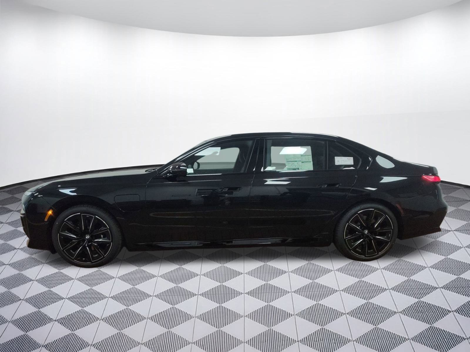 Used 2026 BMW 750e xDrive image 2