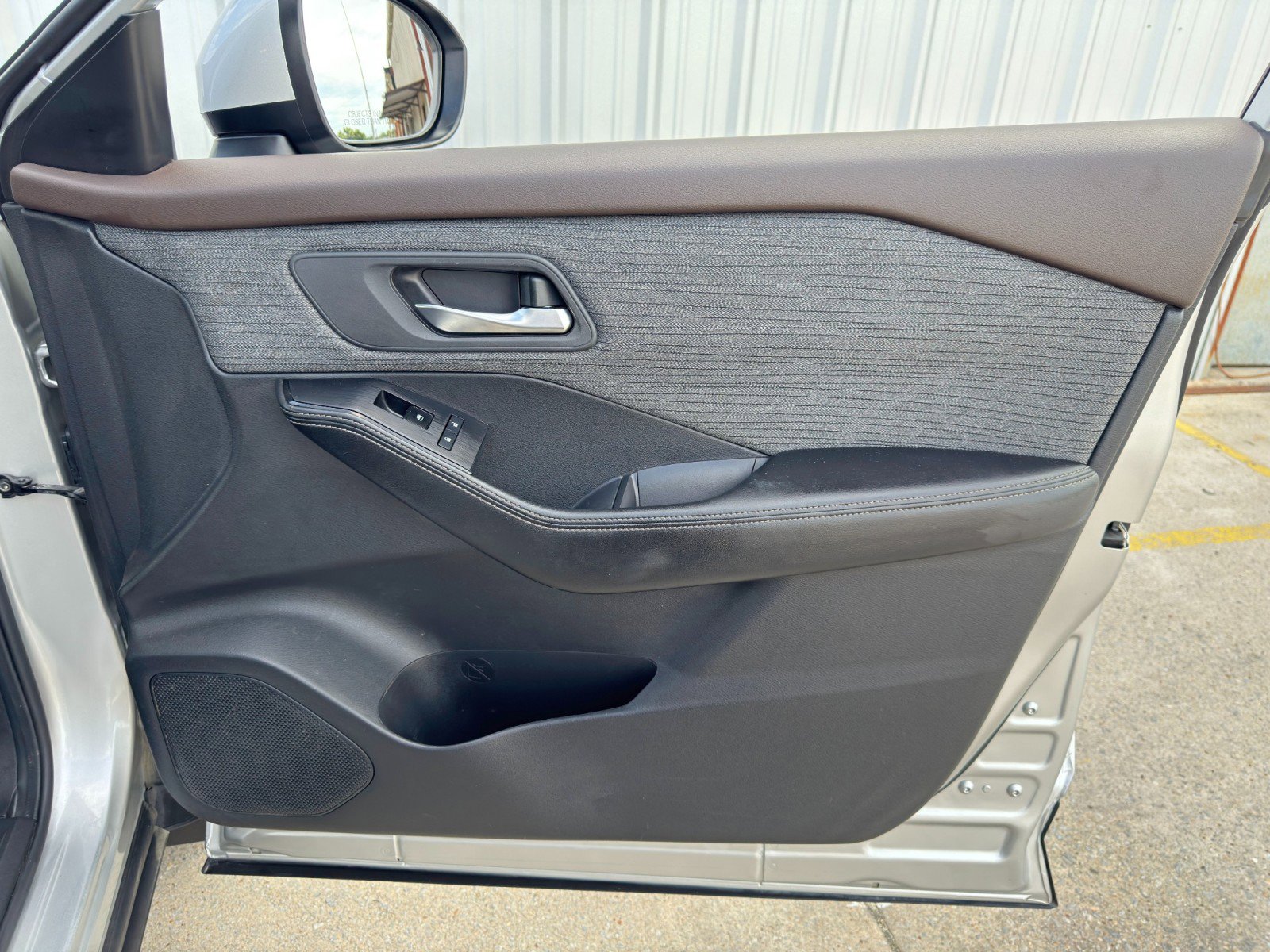 Used 2023 Nissan Rogue SV image 39