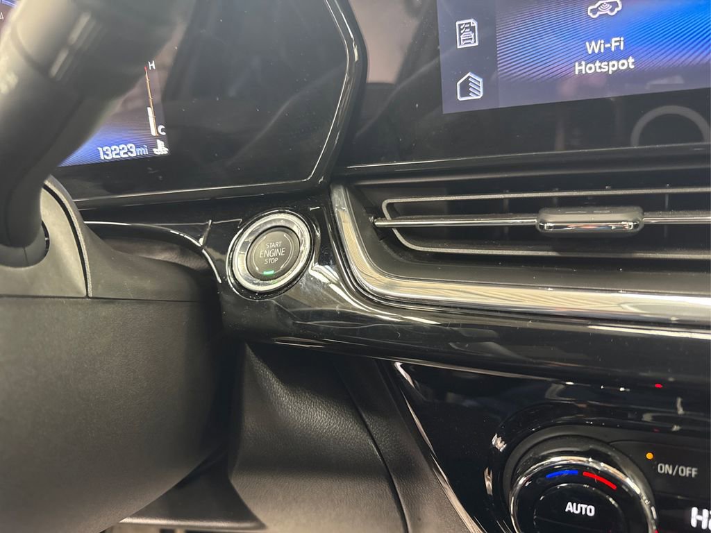 Used 2025 Chevrolet Trax RS image 31