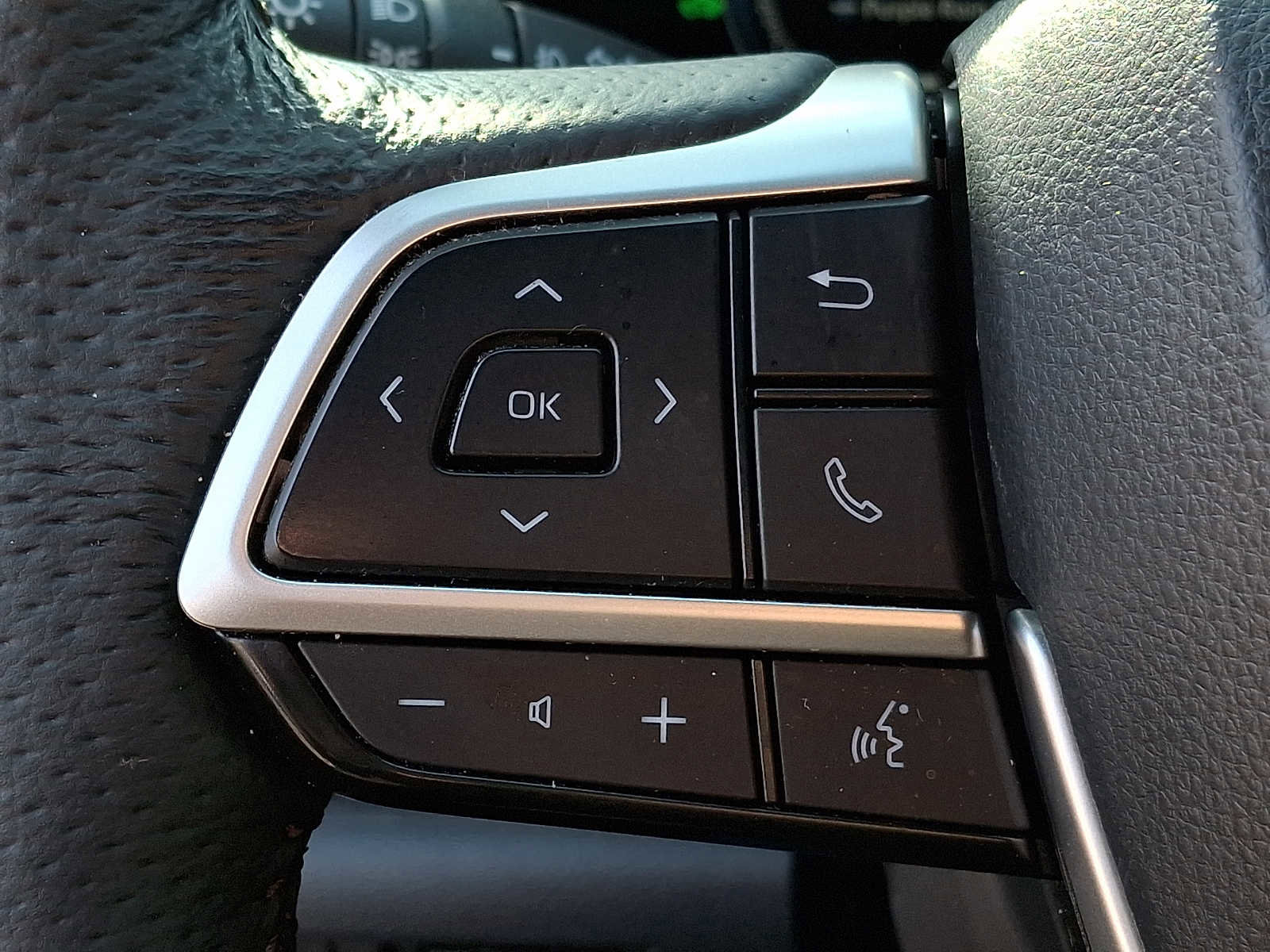 Used 2025 Toyota Sienna Platinum AWD/4WD image 19