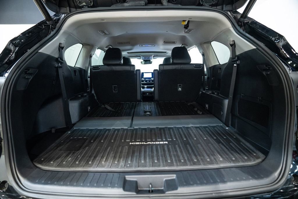 Used 2023 Toyota Highlander XLE AWD/4WD image 42