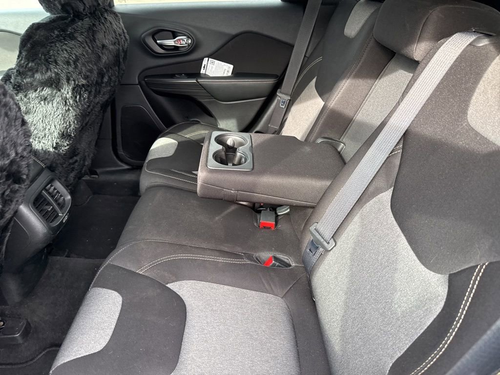 Used 2015 Jeep Cherokee Sport image 10