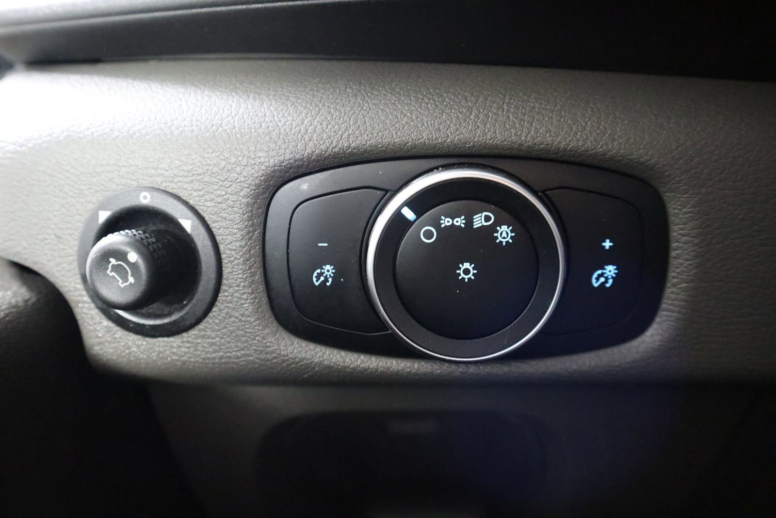 Used 2020 Ford Transit 150 Low Roof AWD image 35