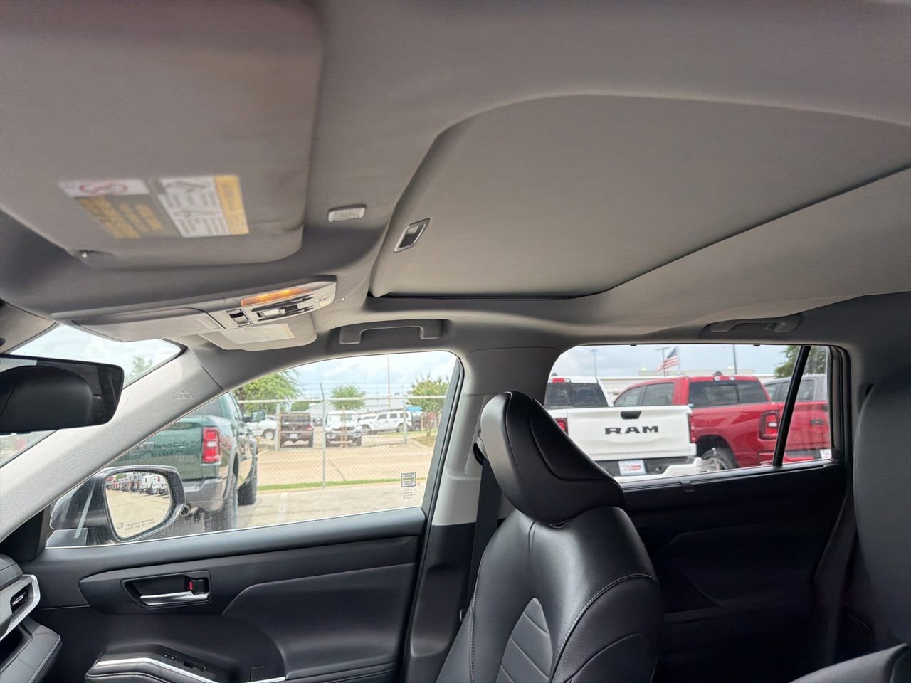 Used 2023 Toyota Highlander XLE AWD/4WD image 11