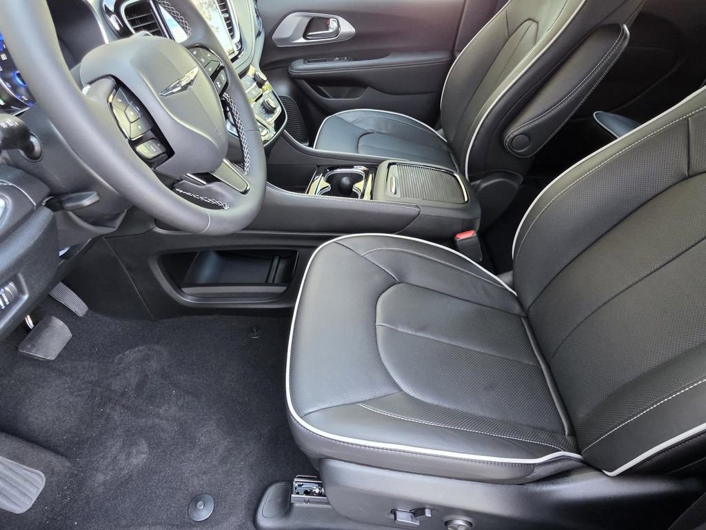 New 2026 Chrysler Pacifica Limited w/ Uconnect Theater Family Group image 7