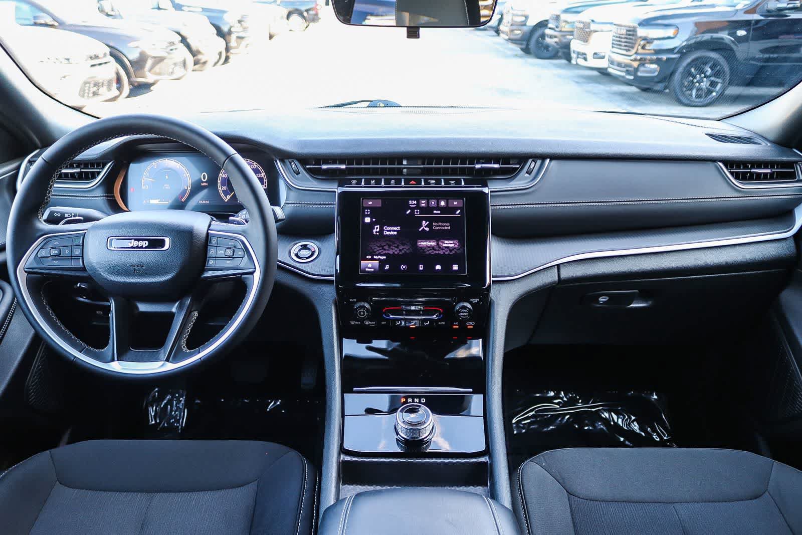 Used 2025 Jeep Grand Cherokee Laredo X RWD image 12