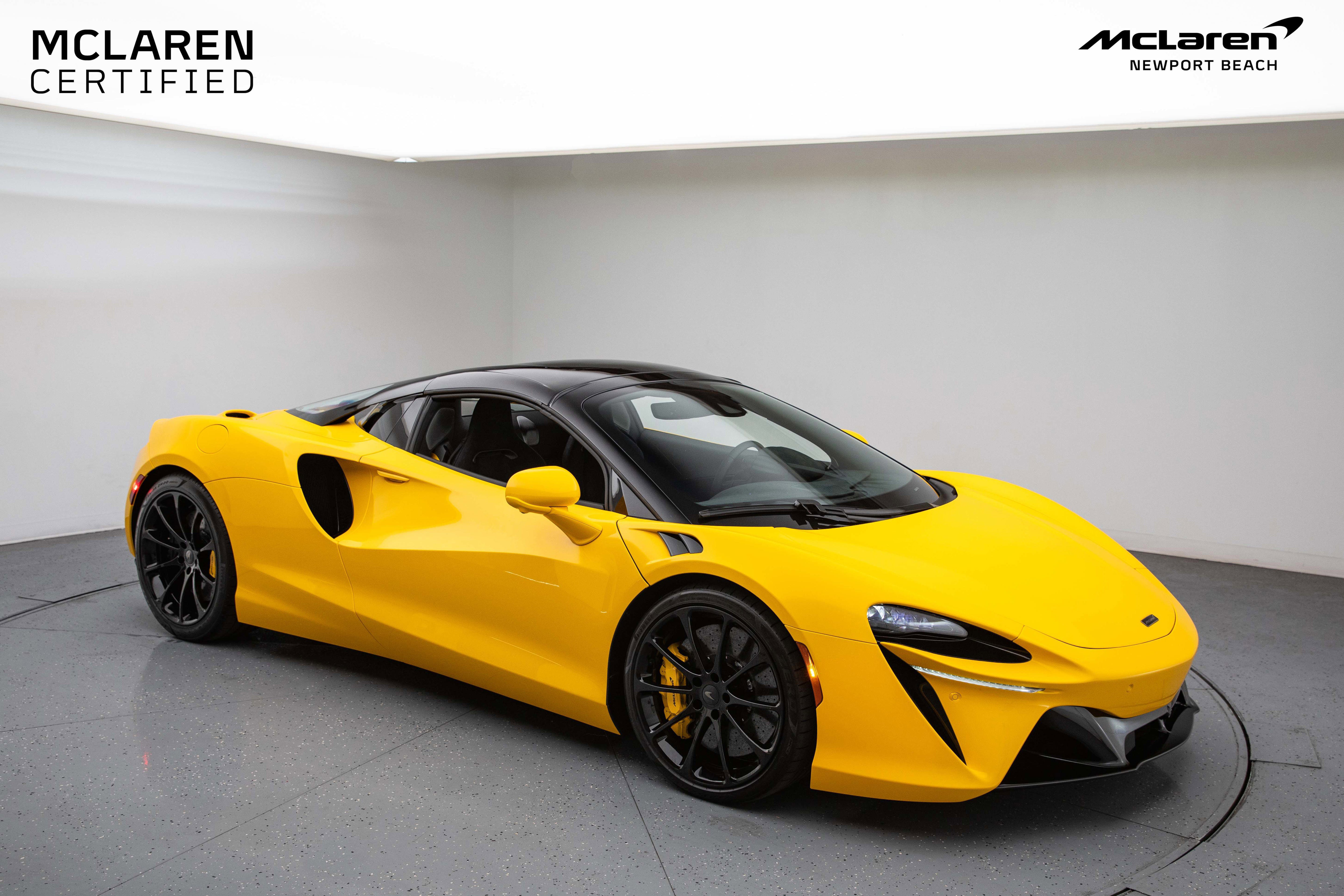 Used 2025 McLaren Artura Spider image 19