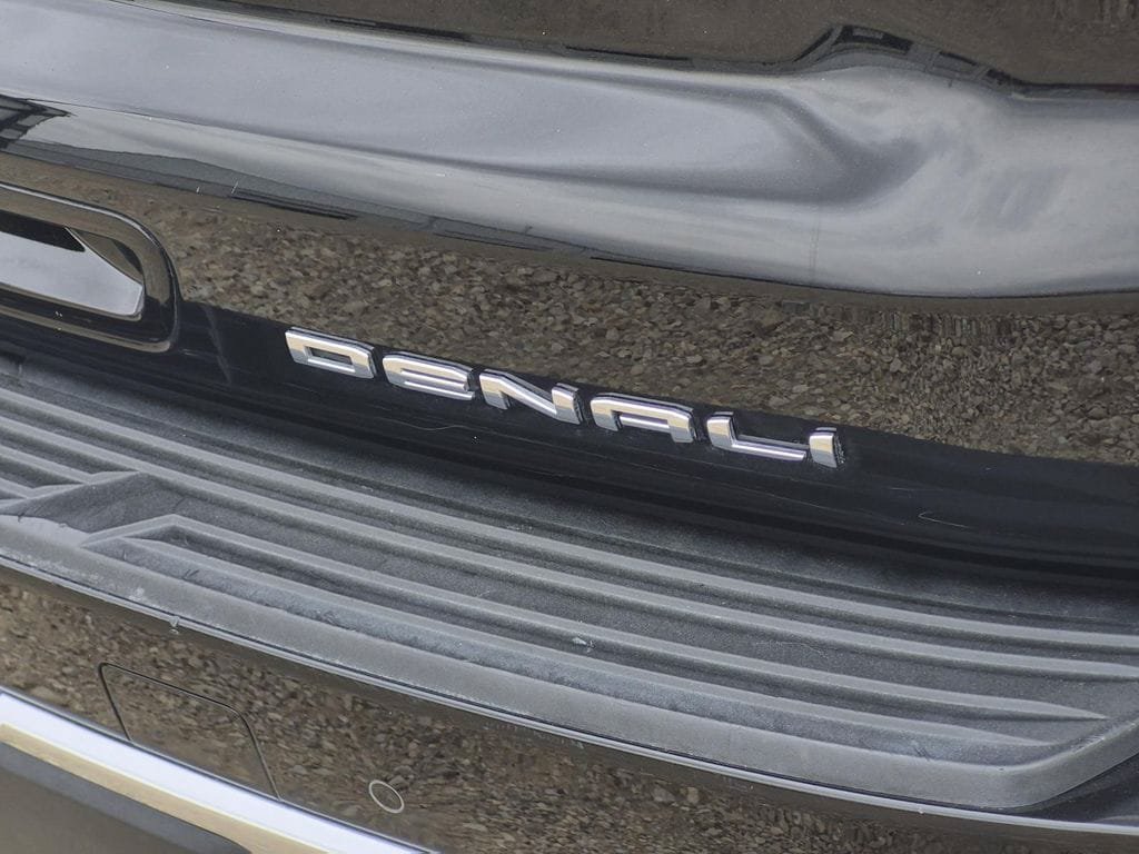 Used 2023 GMC Yukon Denali RWD image 9