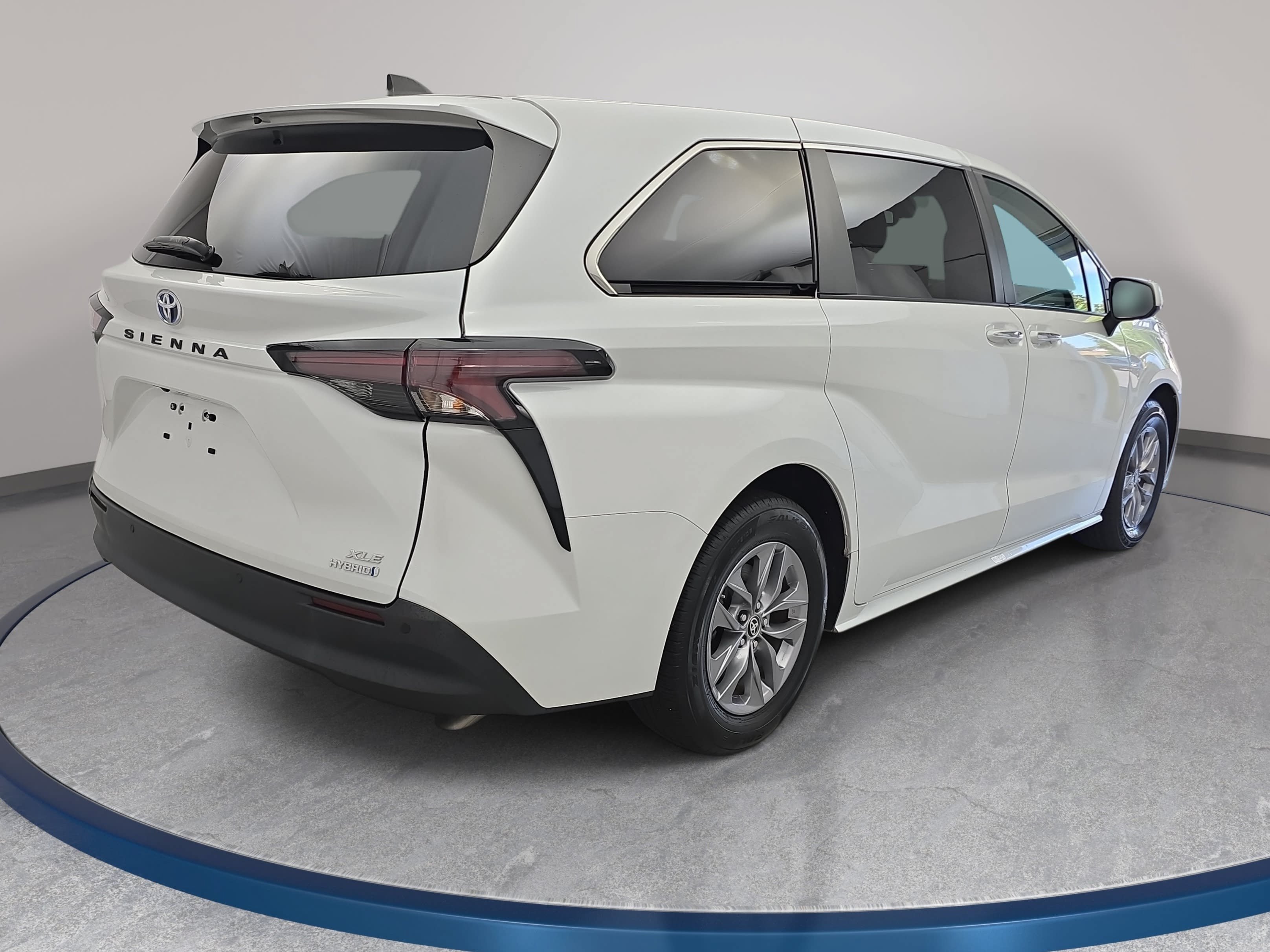 Used 2024 Toyota Sienna XLE FWD image 5