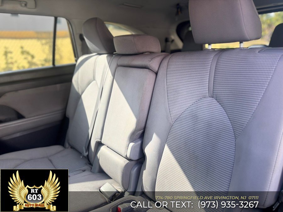 Used 2021 Toyota Highlander LE AWD/4WD image 10