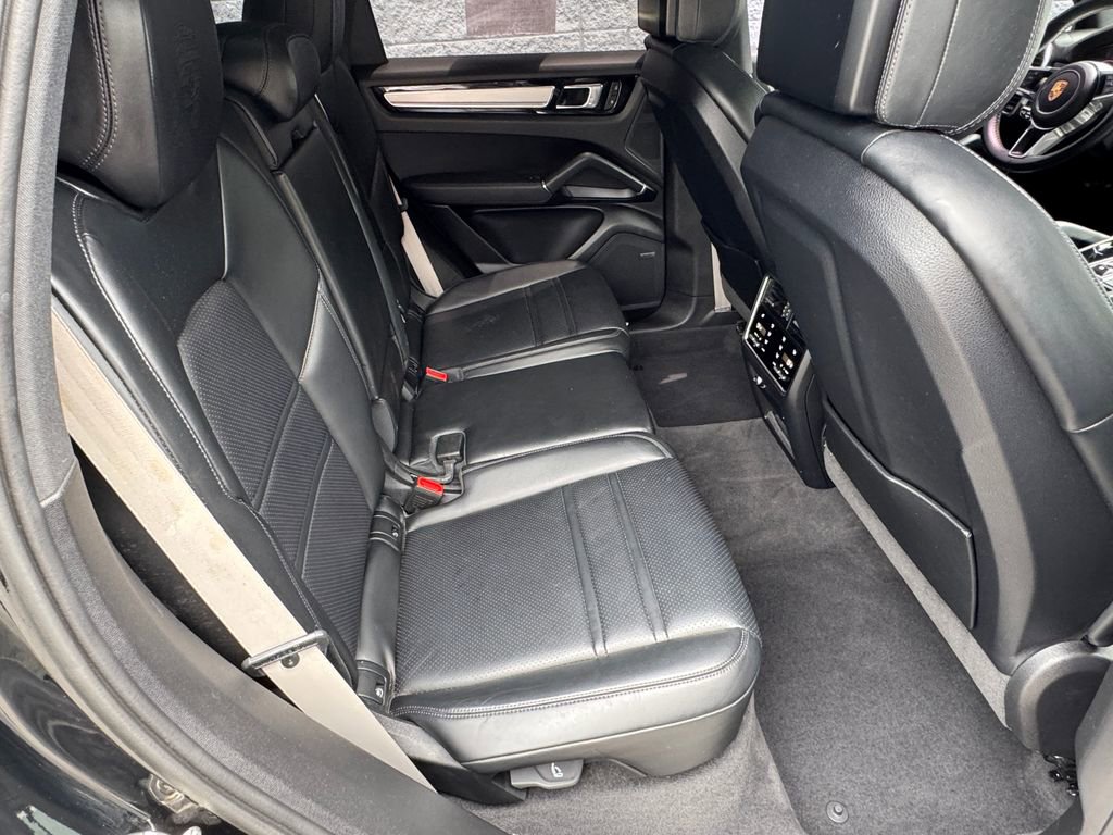 Used 2023 Porsche Cayenne Platinum Edition AWD/4WD image 22