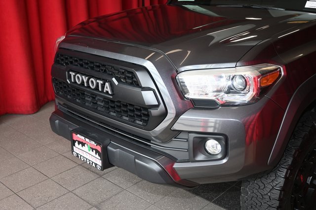 Used 2018 Toyota Tacoma TRD Off-Road image 15