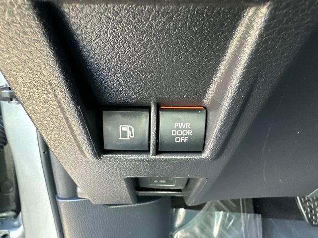 Used 2025 Toyota Sienna Platinum image 33