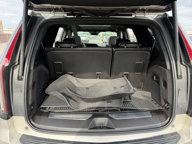 Used 2024 Cadillac Escalade Premium Luxury RWD image 6