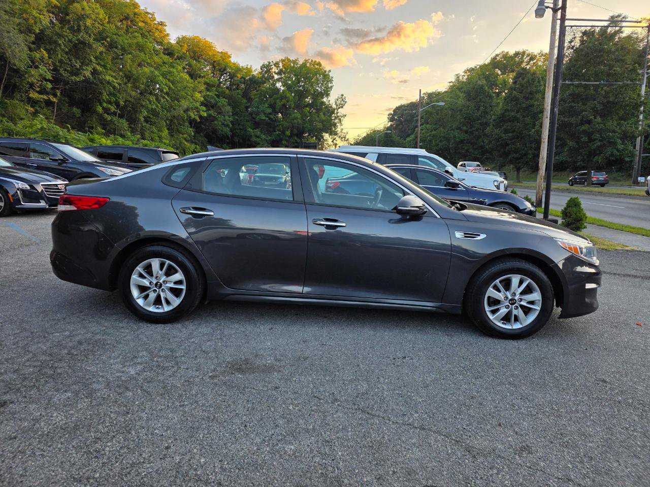 Used 2017 Kia Optima LX FWD image 4