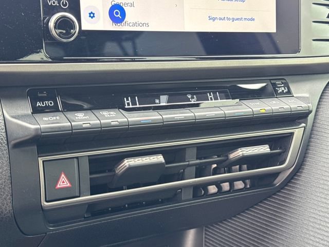 Used 2025 Toyota Camry SE w/ Convenience Package image 20