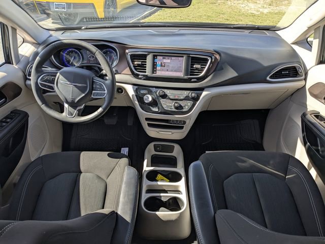 Used 2023 Chrysler Voyager LX image 14
