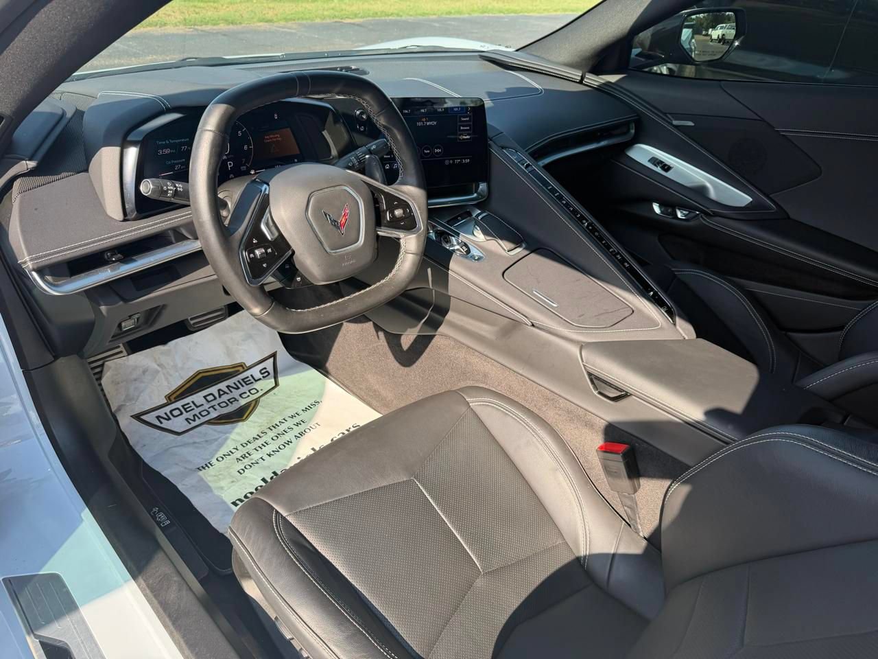 Used 2022 Chevrolet Corvette Stingray Coupe w/ Engine Appearance Package RWD image 8