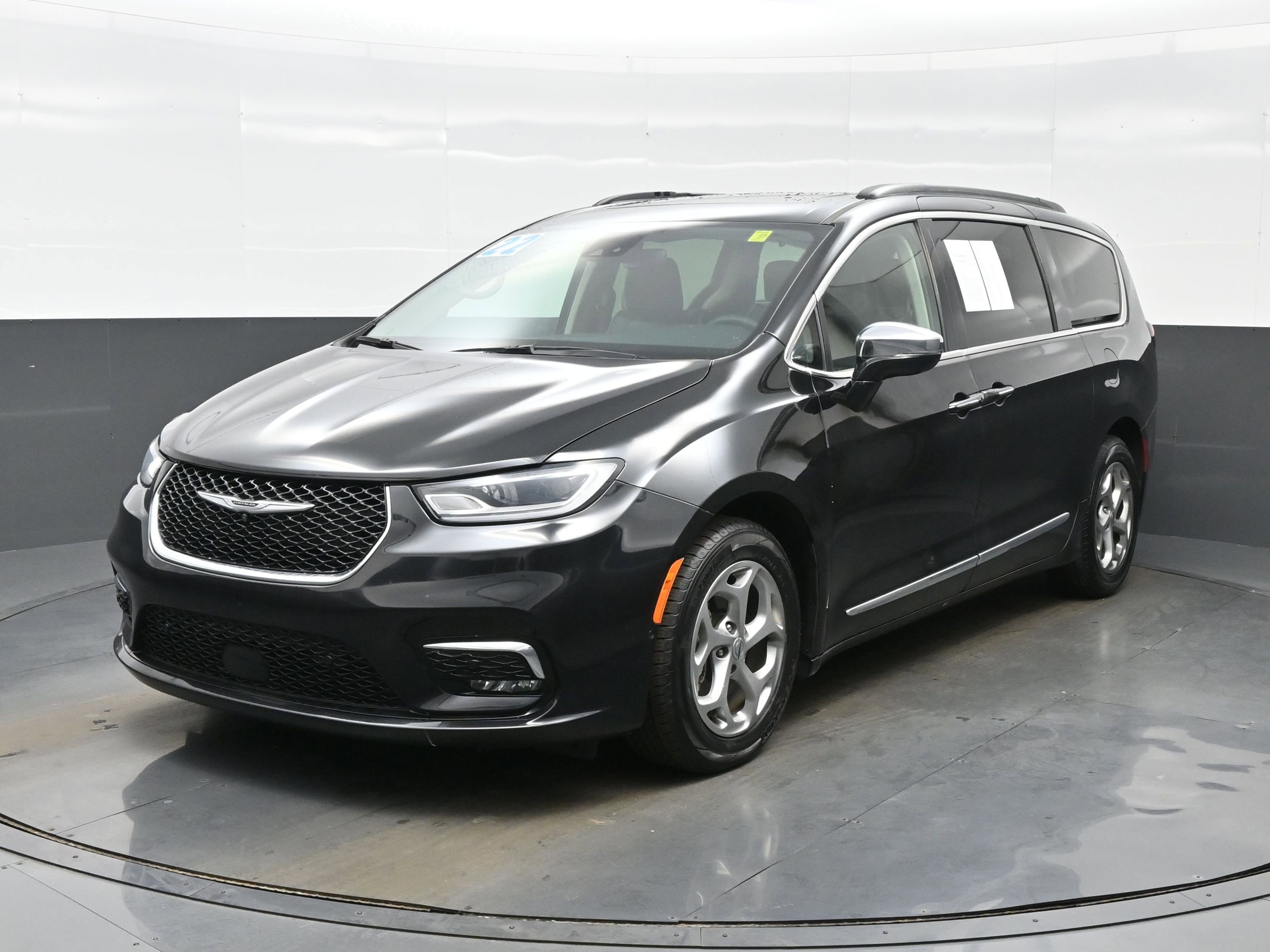 Used 2022 Chrysler Pacifica Limited image 2