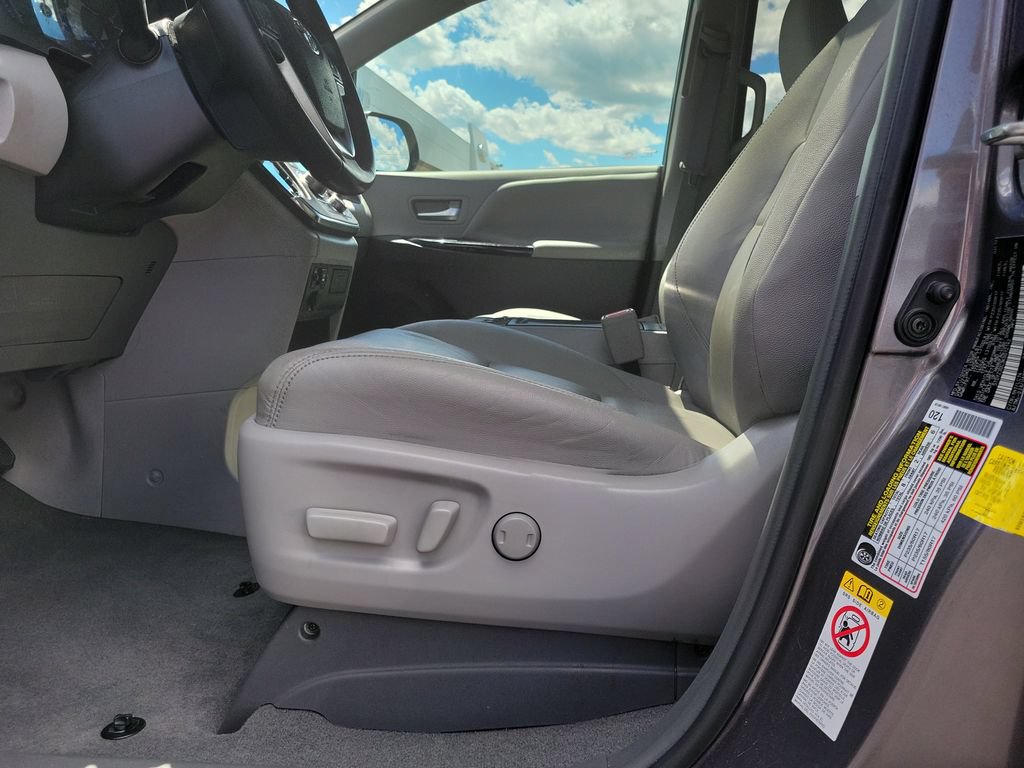 Used 2019 Toyota Sienna XLE w/ XLE Navigation Package FWD image 19