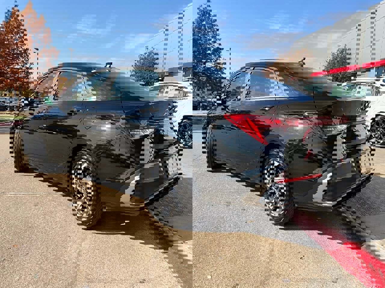 Used 2025 Hyundai Elantra SEL image 8