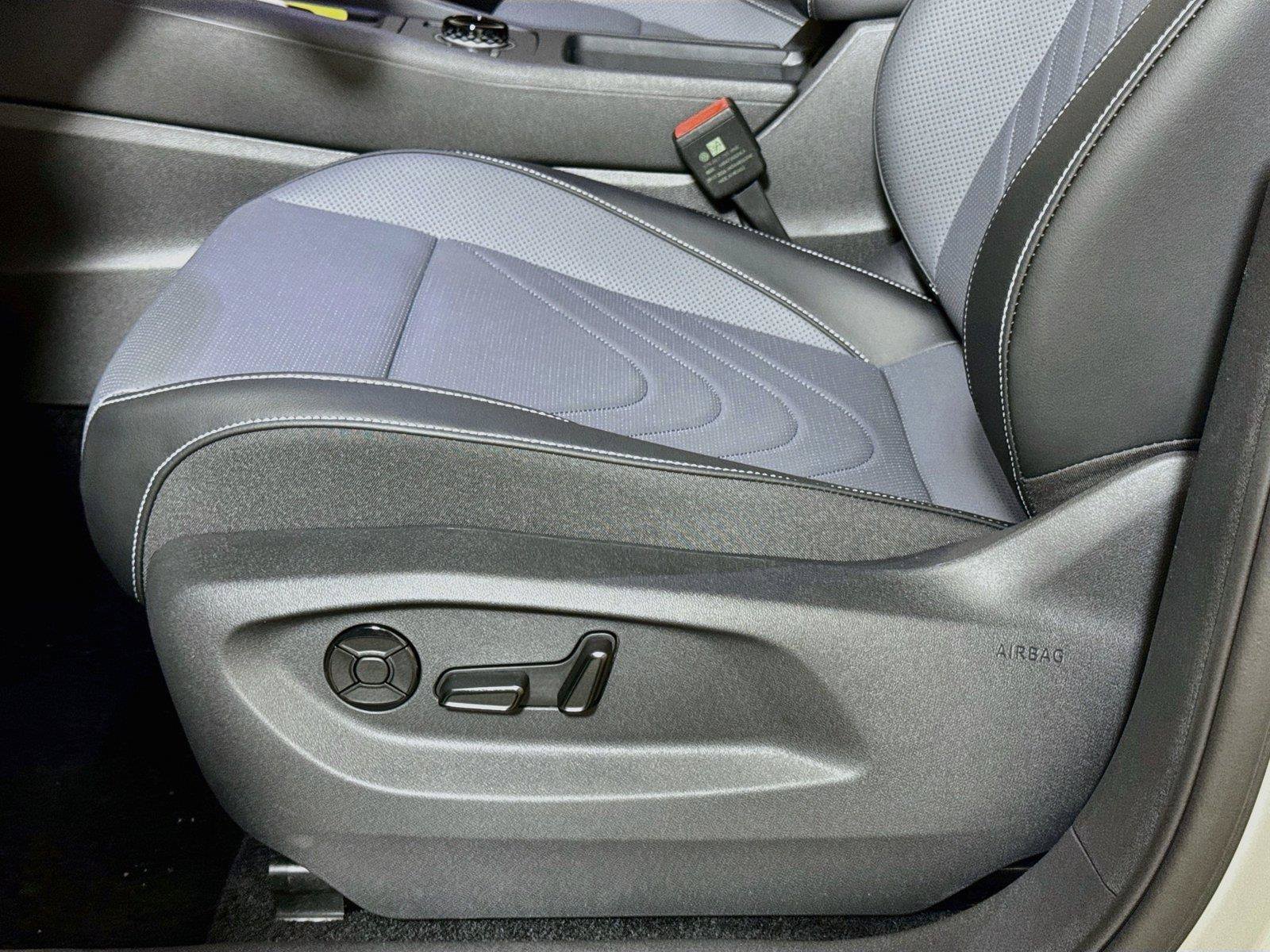 New 2026 Volkswagen Tiguan SE R-Line FWD image 16