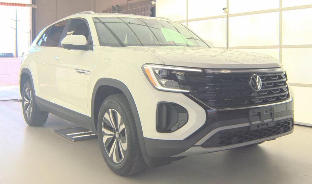 Used 2025 Volkswagen Atlas Cross Sport SE FWD image 2