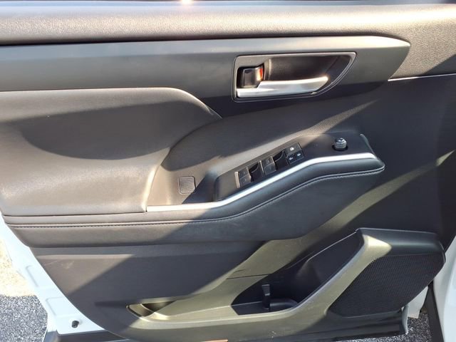 Used 2021 Toyota Highlander XLE AWD/4WD image 9